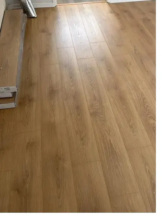 Oak laminate flooring fitted in a kitchen diner
