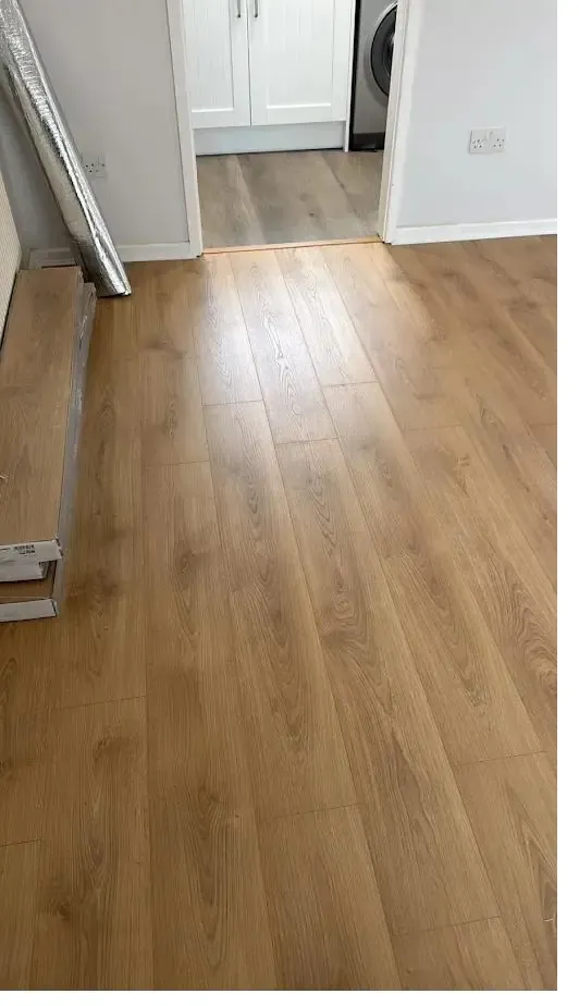 Oak laminate flooring fitted in a kitchen diner
